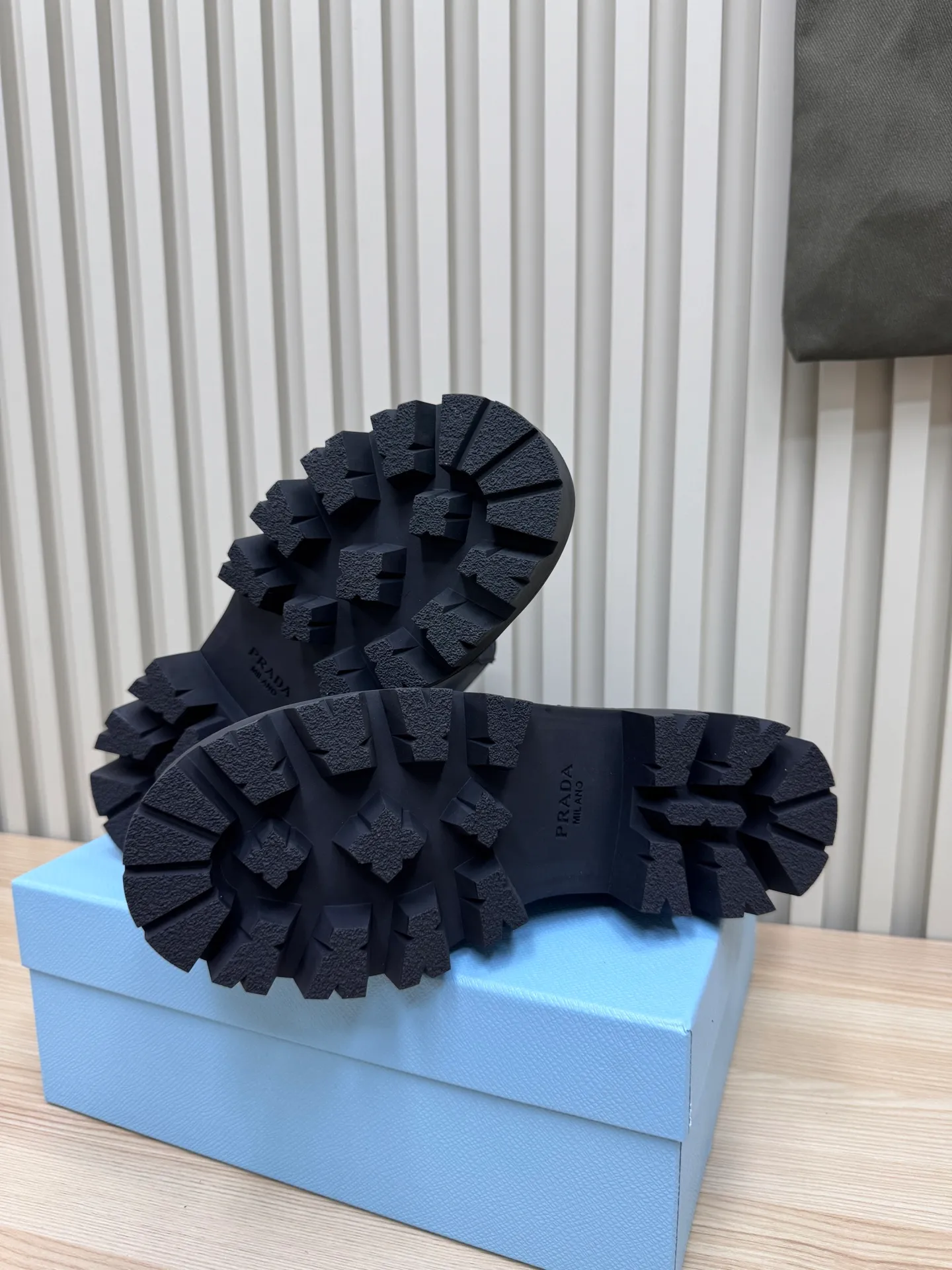 👟👟Ex-factory price 680👟👟 Prada / Prada couple's Martin boots are here, comfortable and elegant to wear. The original molded outsole of the counter is 1:1 replica. It is made of non-slip and wear-resistant imported TPU tin mold vacuum outsole. Tank-shaped thick sole. Fabric: imported anti-explosion cowhide. Lining: imported mixed sheepskin lining. Sheepskin foot pads. Outsole: tin molded beef tendon sole. Code number: 35-41 (42 customized)